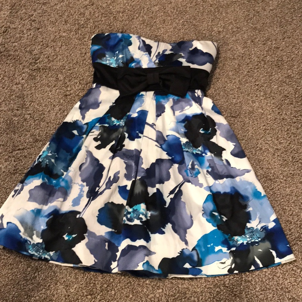 Women’s Xtraordinary dress size 7 strapless